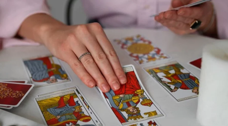 Qué es el Tarot: Entendiendo su función y sus beneficios